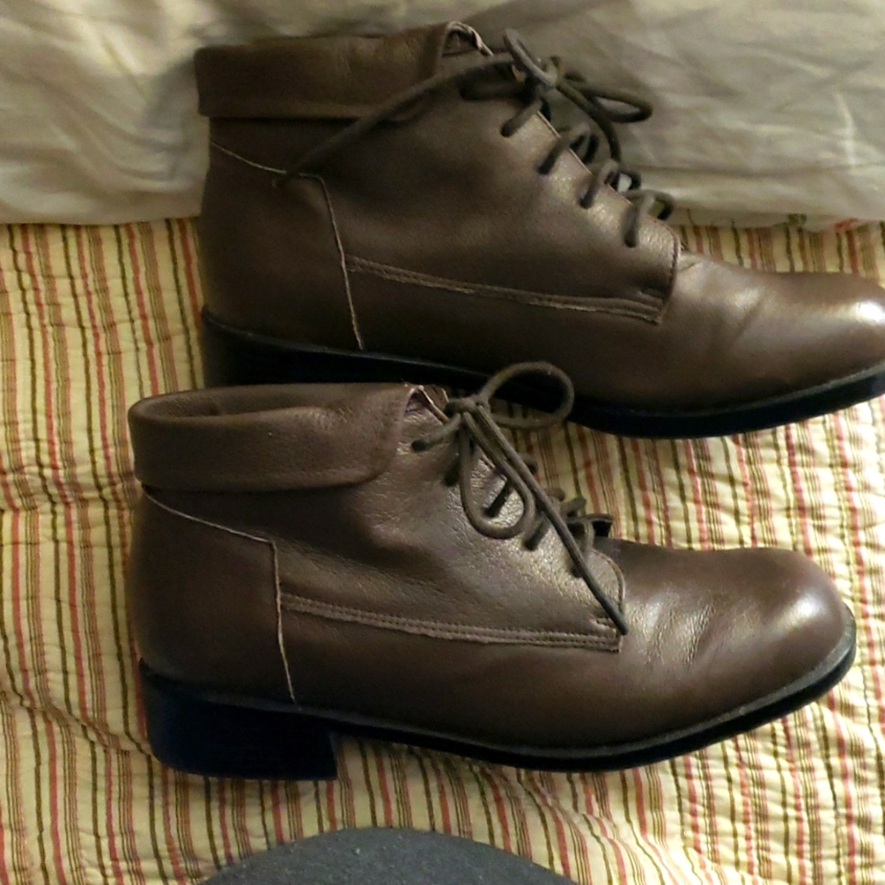 SALE...EUC Step Up Comfort Booties💜🩵